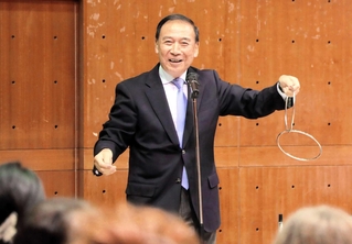 リングマジックを披露する山中さん＝芦屋市業平町