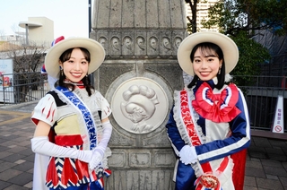 現在の宝塚市観光大使「リボンの騎士『サファイア』」の植野綾菜さん（左）と勝穂奈美さん（宝塚市提供）