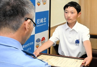 感謝状を受け取る柴田碧仁さん＝尼崎北署