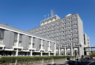 尼崎市役所＝尼崎市東七松町１