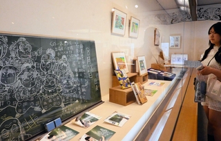 尼子さん直筆の黒板アートも並ぶ展示＝尼崎市東桜木町