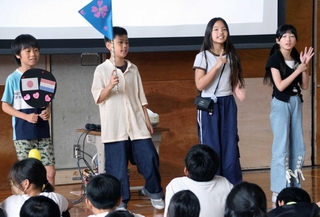 芦屋のおすすめスポットを英語で紹介する児童ら＝芦屋市山手町