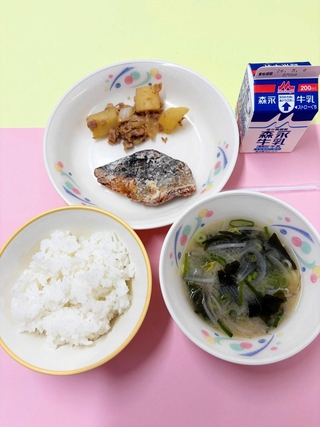 西宮市の小学校で４月に提供された給食。サワラの竜田揚げやジャガイモの和風炒めなどが並んだ（市提供）