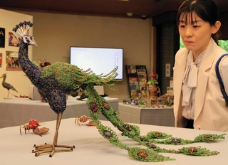 作品展の目玉のビーズで作られたクジャク＝芦屋市伊勢町