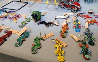 ビーズで作られたタツノオトシゴやカメレオンのキーホルダー＝芦屋市伊勢町