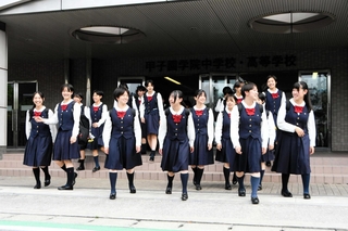 胸元の赤いリボンが特徴の制服に身を包む甲子園学院中学・高校の生徒たち。９月からは私服もＯＫになる＝西宮市瓦林町