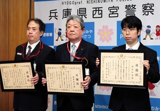 高齢男性が電話しながらATM操作 郵便局員が状況確認し特殊詐欺被害防ぐ