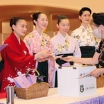 寄付した協力者に感謝の言葉を述べる宝塚音楽学校の生徒ら＝宝塚市栄町１