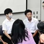 ワークショップの参加者と意見を交わす生徒ら＝西宮市甲風園１