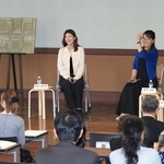 在学中の経験が卒業後の歩みにどう生きたかを語る総合文化学科の卒業生ら＝西宮市岡田山