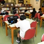 学校の開門まで図書室で本を読んで過ごす児童ら＝西宮市深津町