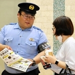 通行人に特殊詐欺の手口を説明して注意を促す西宮署員＝西宮市田中町