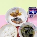 西宮市の小学校で４月に提供された給食。サワラの竜田揚げやジャガイモの和風炒めなどが並んだ（市提供）
