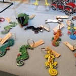 ビーズで作られたタツノオトシゴやカメレオンのキーホルダー＝芦屋市伊勢町