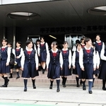 胸元の赤いリボンが特徴の制服に身を包む甲子園学院中学・高校の生徒たち。９月からは私服もＯＫになる＝西宮市瓦林町