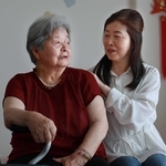 自宅で来し方を振り返る石原秀子さん（左）。五女の梨花さんが寄り添う＝宝塚市（撮影・小林良多）