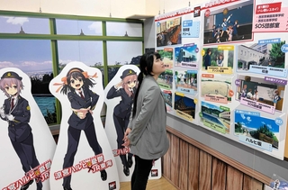 キャンペーンの一環で開かれている展示会＝西宮市甲子園八番町