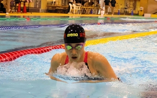 水泳女子２００メートル平泳ぎで大会新記録を樹立し優勝した南口百花さん＝尼崎市扇町