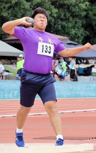 砲丸を力いっぱい投げる平木中の木下翔太さん＝尼崎市西長洲町１