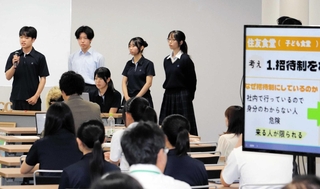 企業の担当者の前で、課題解決のアイデアを発表する市立伊丹高の生徒ら＝伊丹市千僧１
