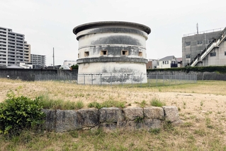 御前浜公園にそびえる西宮砲台。白い円筒形の構造物が石堡塔で、手前の石積みが土塁の一部＝西宮市西波止町