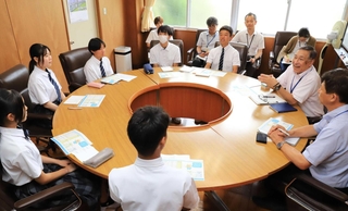 将来の学校の姿を住民に問う一環で、教育長と意見交換した中学生＝猪名川町原