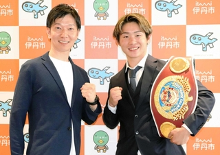 ベルトを肩にかけてポーズを取る伊藤千飛選手＝伊丹市千僧１
