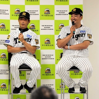 現役時代の思い出などを語る桧山進次郎さん（左）と秋山拓巳さん＝甲子園歴史館