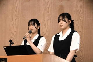 英語で研究発表をする市立西宮高の生徒＝西宮市高座町