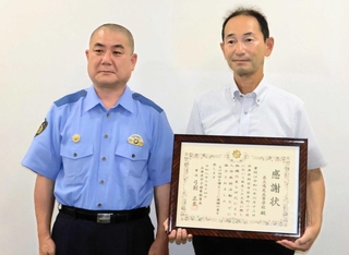 甲子園署の弓削正至署長（左）から感謝状を受けた鳴尾高校の沖良宣校長＝西宮市学文殿町２