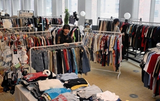 衣料品の大量廃棄について考える販売イベントでキャンパスの一角に並べられた在庫品＝西宮市池開町