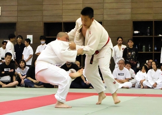 柔道男子の団体決勝で技を仕掛ける選手＝尼崎市西長洲町１