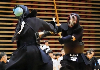 男子団体決勝で激しく打ち合う選手＝猪名川町白金１