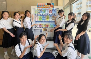 自動販売機の前で設置を喜ぶ現在と昨年の生徒会メンバーら＝西宮市深津町