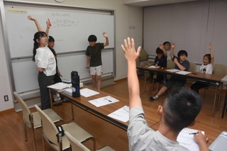 会議で活動方針を決める「あまがさき福祉ＫＩＤＳ」のメンバー＝尼崎市潮江１