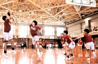 全国大会に向けて練習に励む市立尼崎高男子バスケットボール部員＝尼崎市上ノ島町１