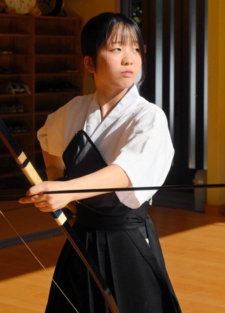 弓道場で練習する川西北陵高校２年の鎌田陽衣さん＝川西市緑が丘２