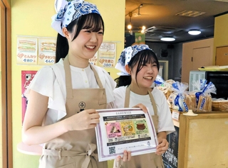 店頭に立って来店客にコラボ商品をアピールする学生＝神戸市灘区篠原南町６