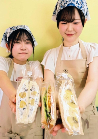 神戸女学院大の学生らが試作を重ね開発したサンドイッチの３商品＝神戸市灘区篠原南町６