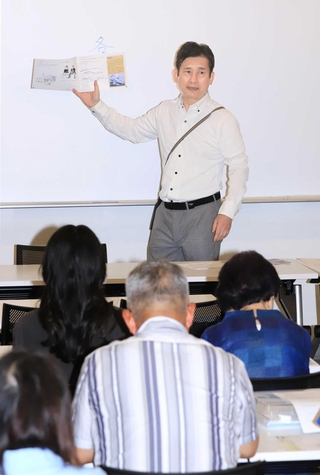 小栗上野介忠順の功績を紹介する太田和幸さん＝芦屋市業平町