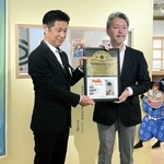 「訪れてみたい日本のアニメ聖地８８」に選ばれ、認定プレートが贈呈された＝尼崎市開明町２