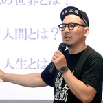 人間の知性をテーマに話す作家の松永Ｋ三蔵さん＝西宮市上ケ原一番町
