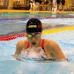 水泳女子２００メートル平泳ぎで大会新記録を樹立し優勝した南口百花さん＝尼崎市扇町