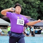 砲丸を力いっぱい投げる平木中の木下翔太さん＝尼崎市西長洲町１