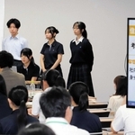 企業の担当者の前で、課題解決のアイデアを発表する市立伊丹高の生徒ら＝伊丹市千僧１