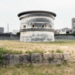 御前浜公園にそびえる西宮砲台。白い円筒形の構造物が石堡塔で、手前の石積みが土塁の一部＝西宮市西波止町
