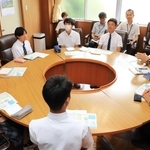 将来の学校の姿を住民に問う一環で、教育長と意見交換した中学生＝猪名川町原