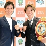 ベルトを肩にかけてポーズを取る伊藤千飛選手＝伊丹市千僧１