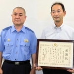 甲子園署の弓削正至署長（左）から感謝状を受けた鳴尾高校の沖良宣校長＝西宮市学文殿町２