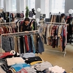 衣料品の大量廃棄について考える販売イベントでキャンパスの一角に並べられた在庫品＝西宮市池開町